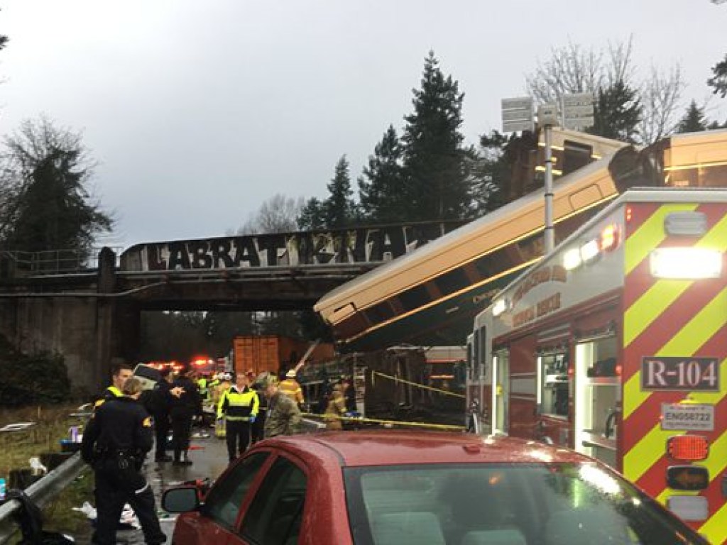Крушение поезда в США: 6 человек погибли, около 90 госпитализированы