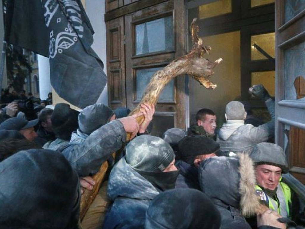 Саакашвили должен публично извиниться за действия своих сторонников в Киеве – американский эксперт