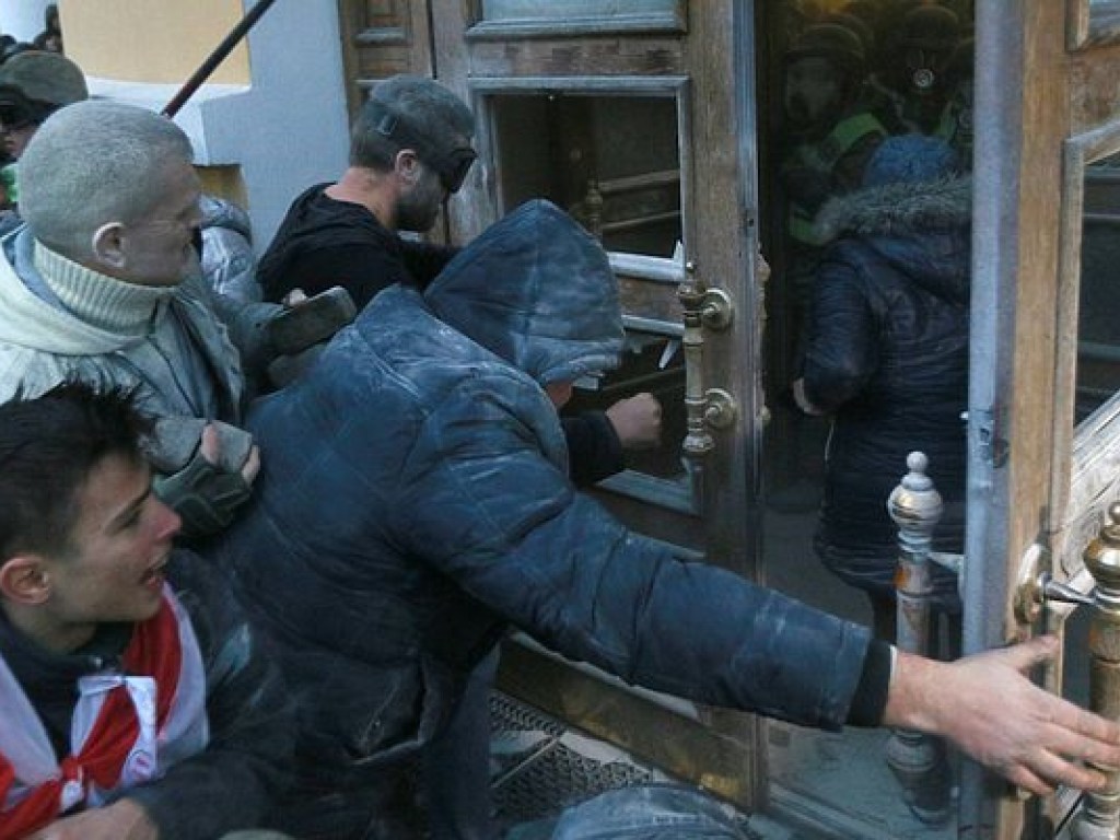 Появилось новое видео штурма Октябрьского дворца в Киеве
