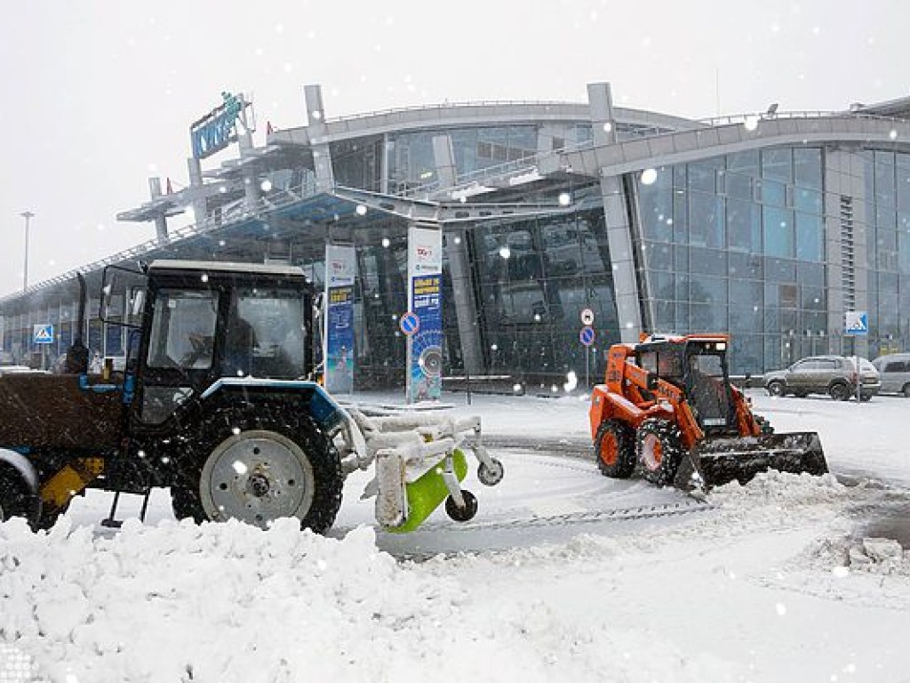Аэропорт «Жуляны» отменяет рейс за рейсом из-за снегопада
