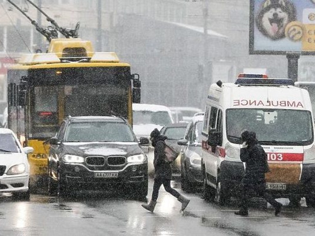 Снегопад парализовал Киев, в городе пробки 9 баллов (КАРТА)