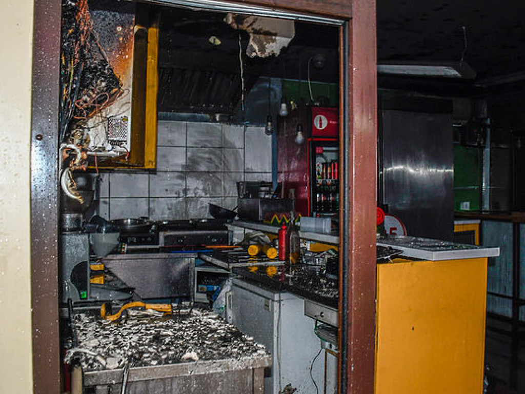 В центре Киева горел киоск по продаже уличной еды (ФОТО)