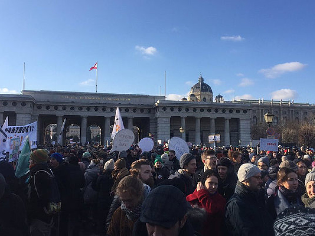 В Вене тысячи людей протестовали против нового австрийского правительства