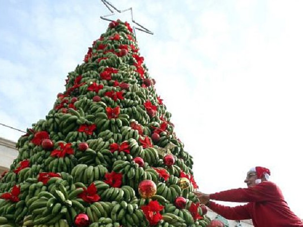В Бейруте установили елку из бананов (ФОТО)
