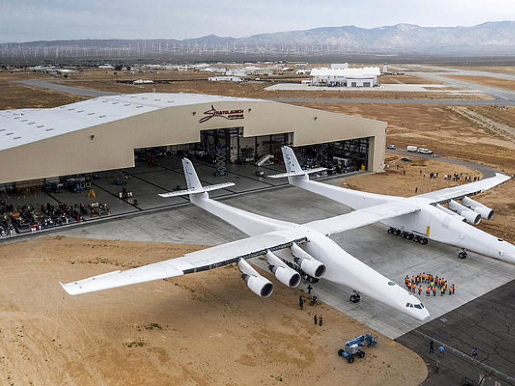 Крупнейший в мире самолет впервые выкатили на взлетную полосу (ВИДЕО)