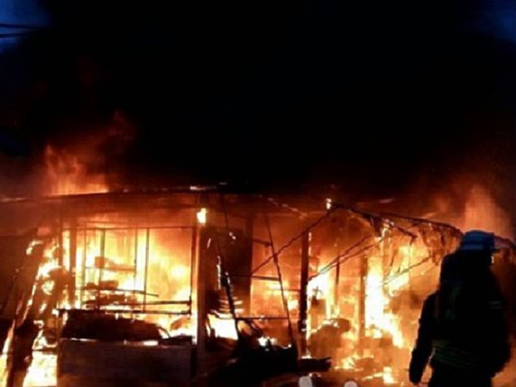 Горит центральный рынок Запорожья (ФОТО)