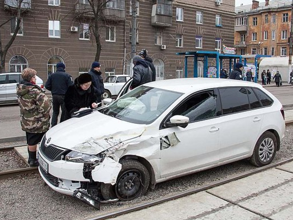 В Днепре Skoda во время маневра врезалась в трамвай (ФОТО, ВИДЕО)