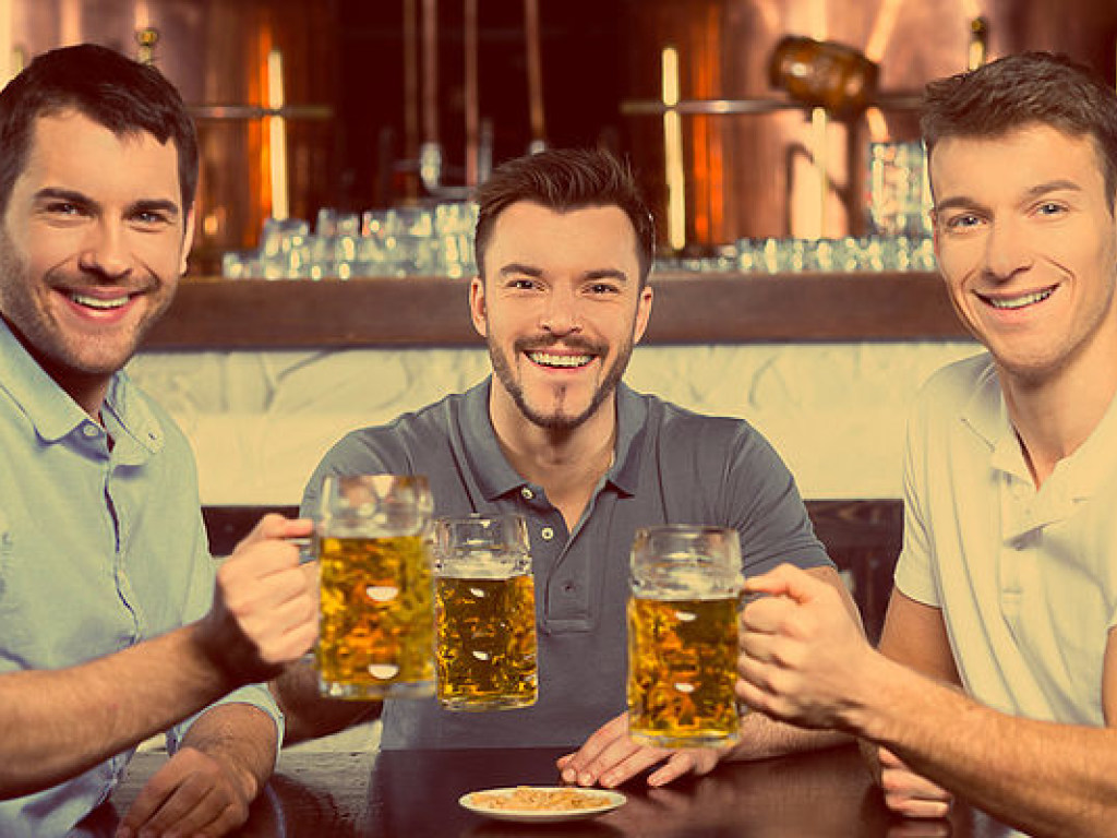 Ученые выяснили, как выпившие мужчины воспринимают женщин