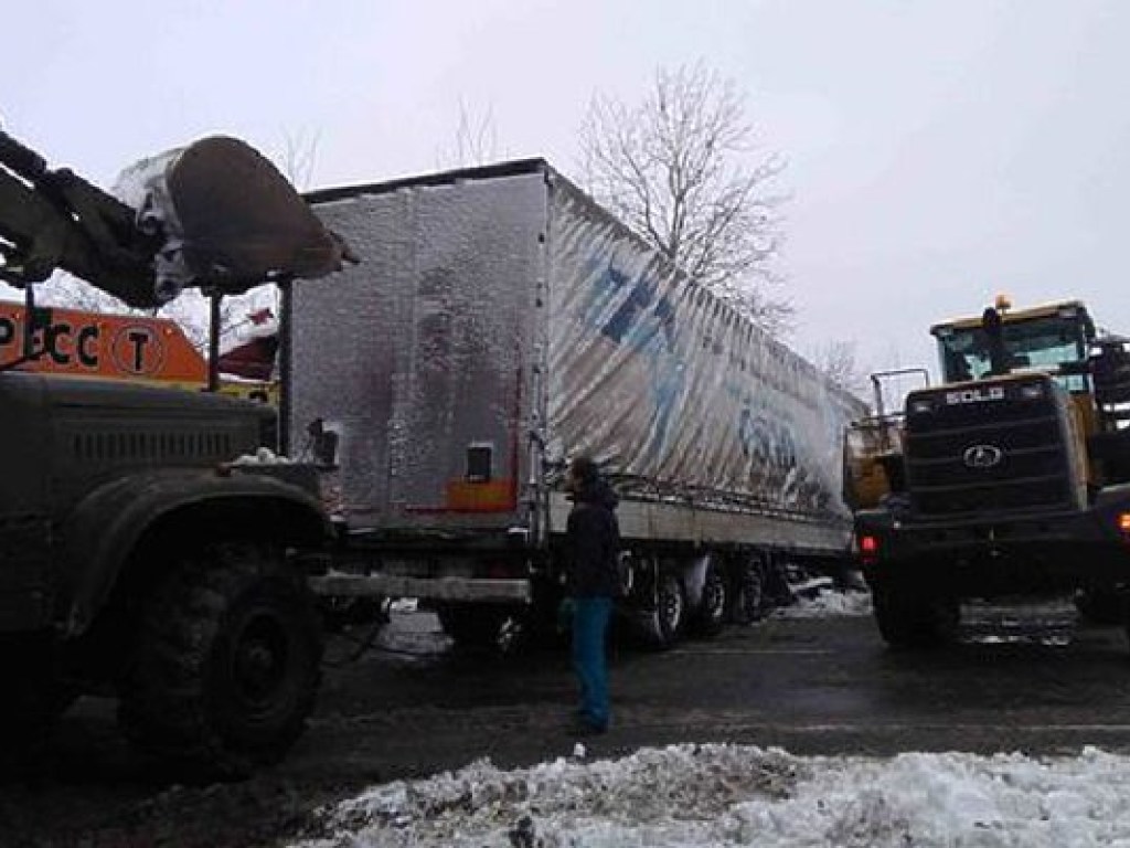 Под Киевом грузовик вылетел на обочину и полностью перекрыл движение (ФОТО)