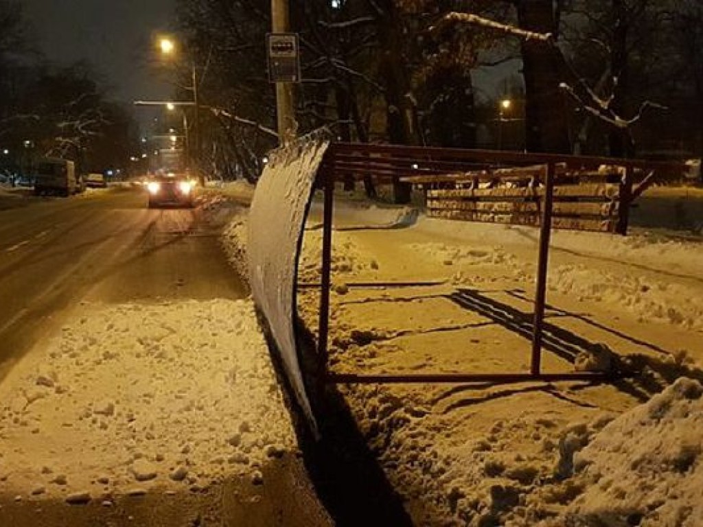 В Киеве рухнула остановка общественного транспорта (ФОТО)