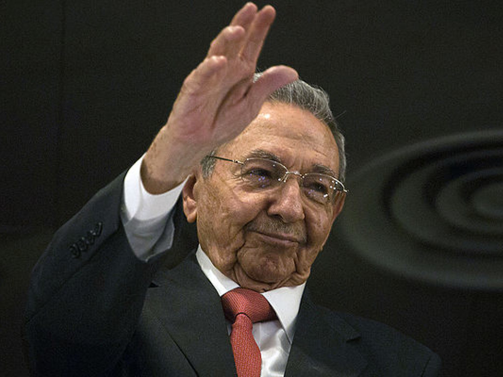 Кастро уйдет а отставку в апреле следующего года