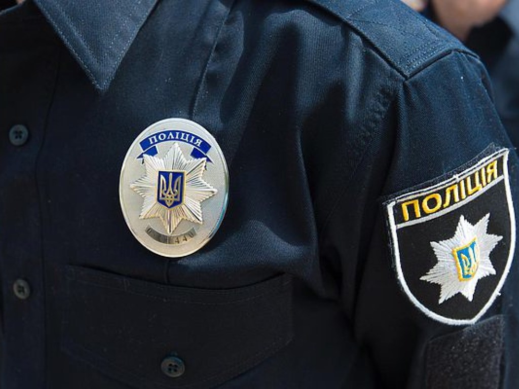 Под Харьковом мужчина выстрелил в полицейский автомобиль и себе в голову