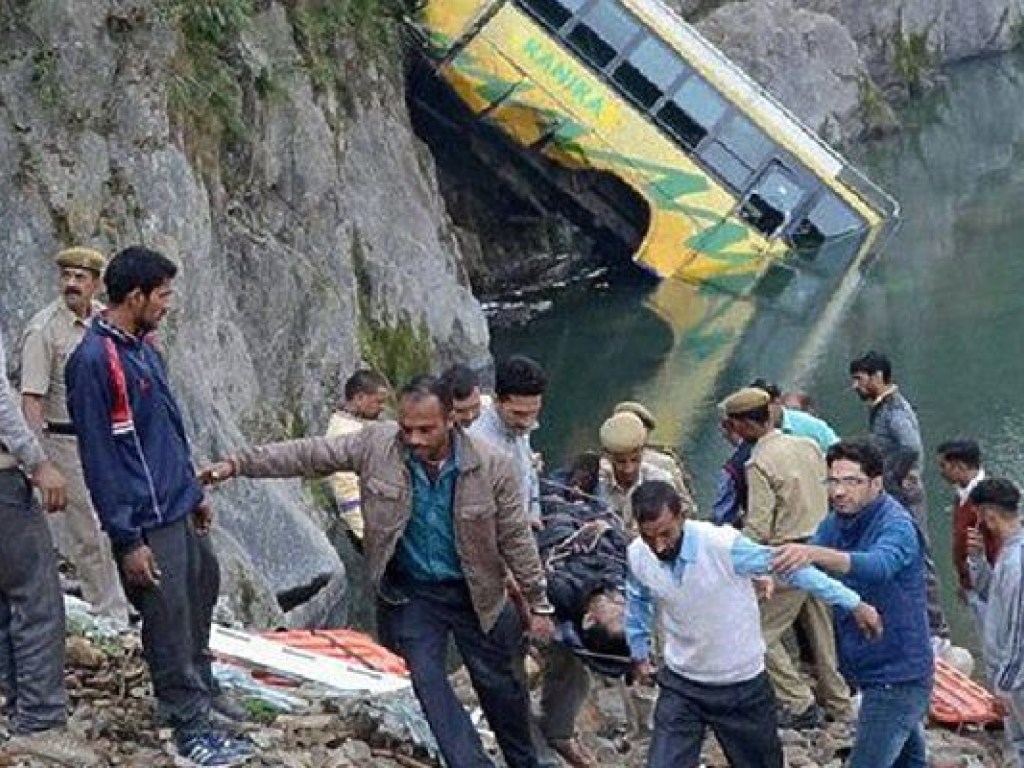 В Индии автобус упал с моста в реку, погибли более 30 человек