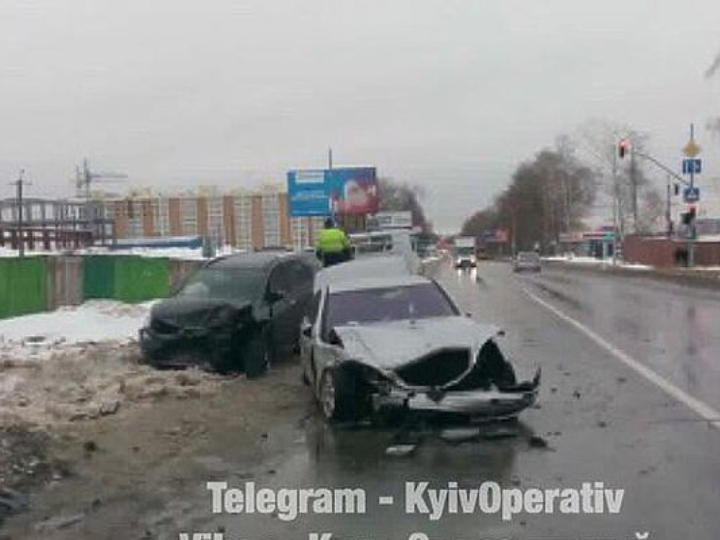 В Киеве Mercedes при попытке уйти от погони полиции встретил на встречной полосе Mitsubishi (ФОТО)