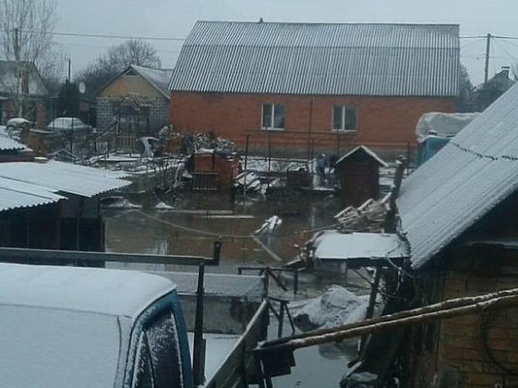 В Кропивницком затопило улицу после ремонтных работ коммунальщиков (ФОТО)