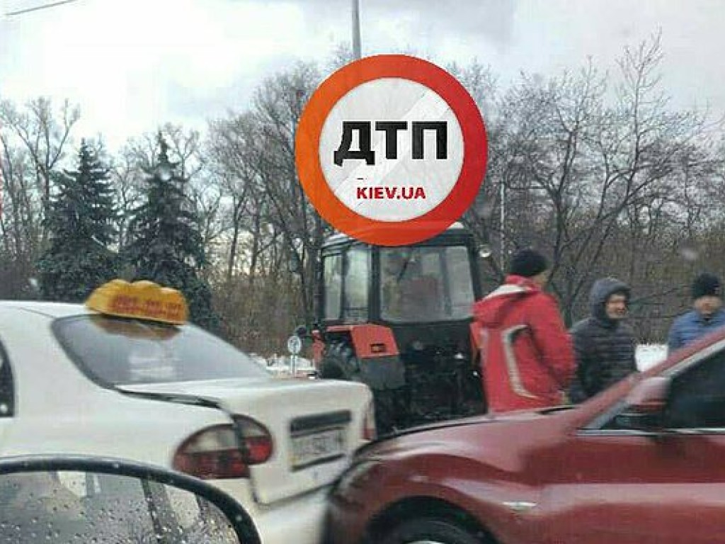 На столичном мосту Метро произошло массовое столкновение авто (ФОТО)