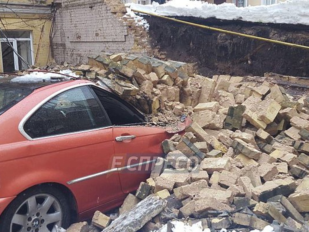Вследствие обвала стены в центре Киев под грудой кирпичей оказался BMW (ФОТО)