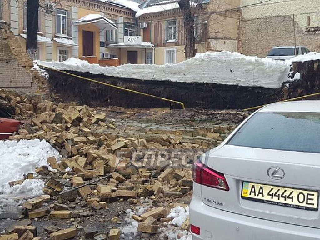 Обвал стены в Киеве: четыре дома остались без газа, из-под завала вытащили BMW и Lexus