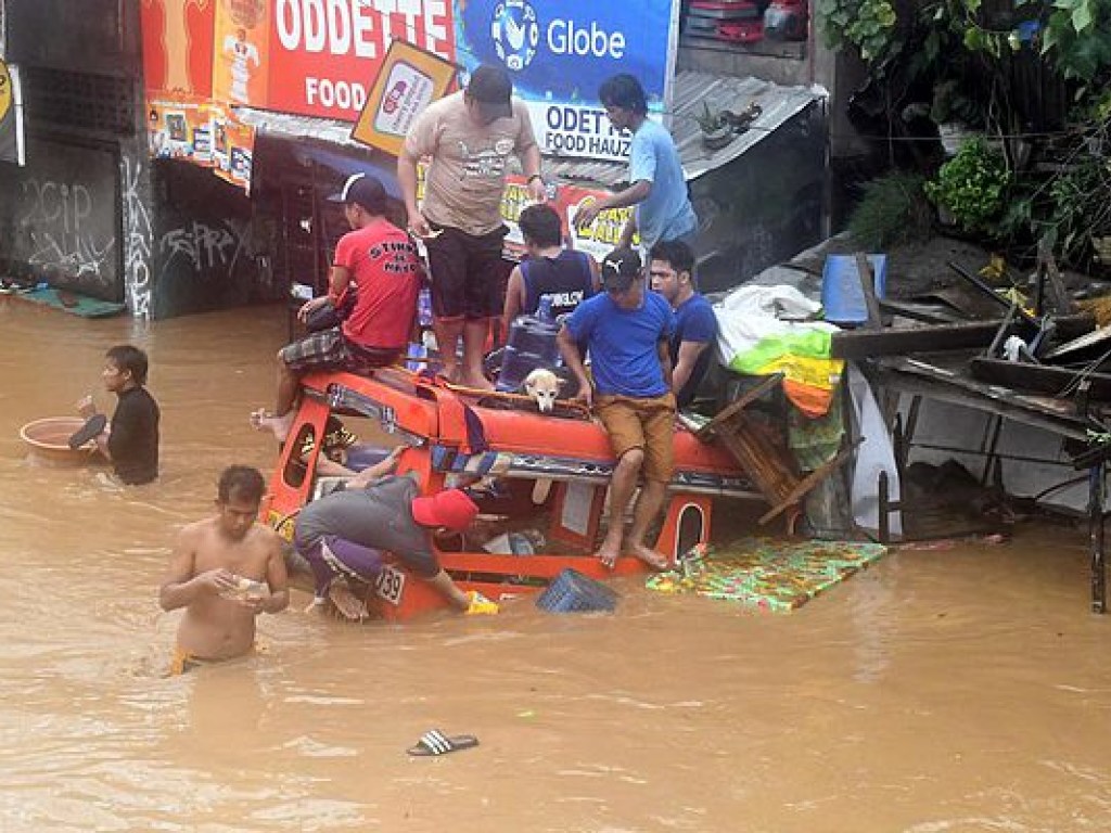 Число жертв шторма на Филиппинах возросло до 240 человек