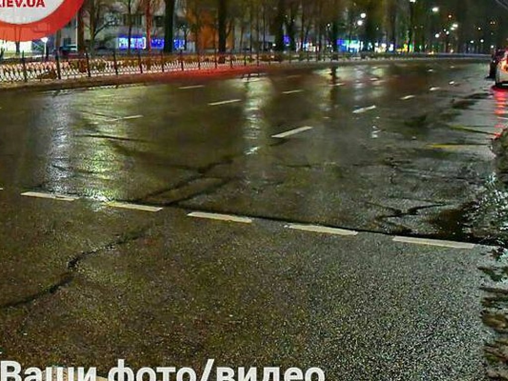 Водитель Honda сбил на пешеходном переходе в Киеве мужчину (ФОТО)
