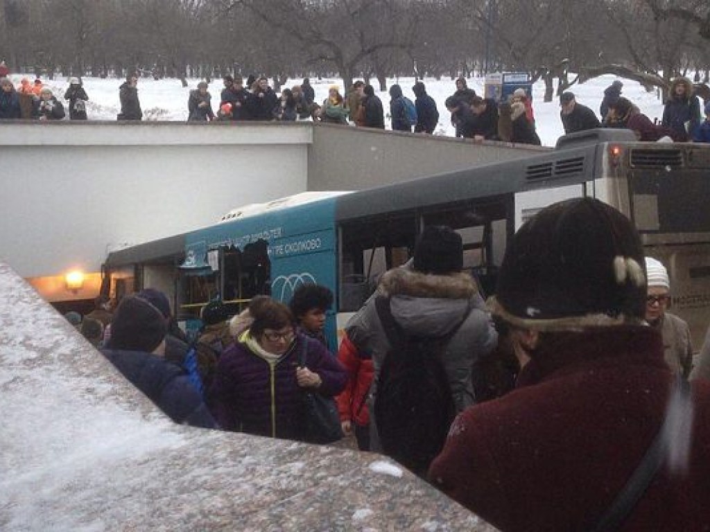 В Москве автобус протаранил толпу людей и въехал в подземный переход, есть жертвы (ФОТО)