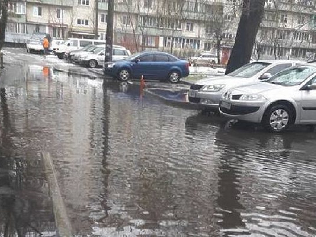 В Киеве растаявший снег затапливает дворы (ФОТО)