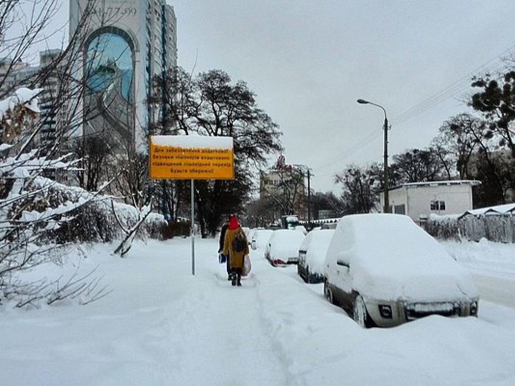 Последствия снегопада в Киеве: огромные свалки во дворах и падение глыб с домов