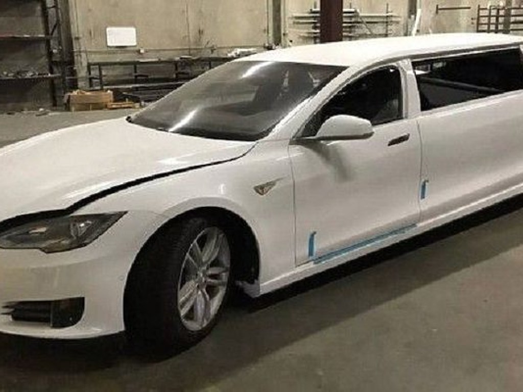 Tesla выставила на продажу уникальный белый лимузин (ФОТО)
