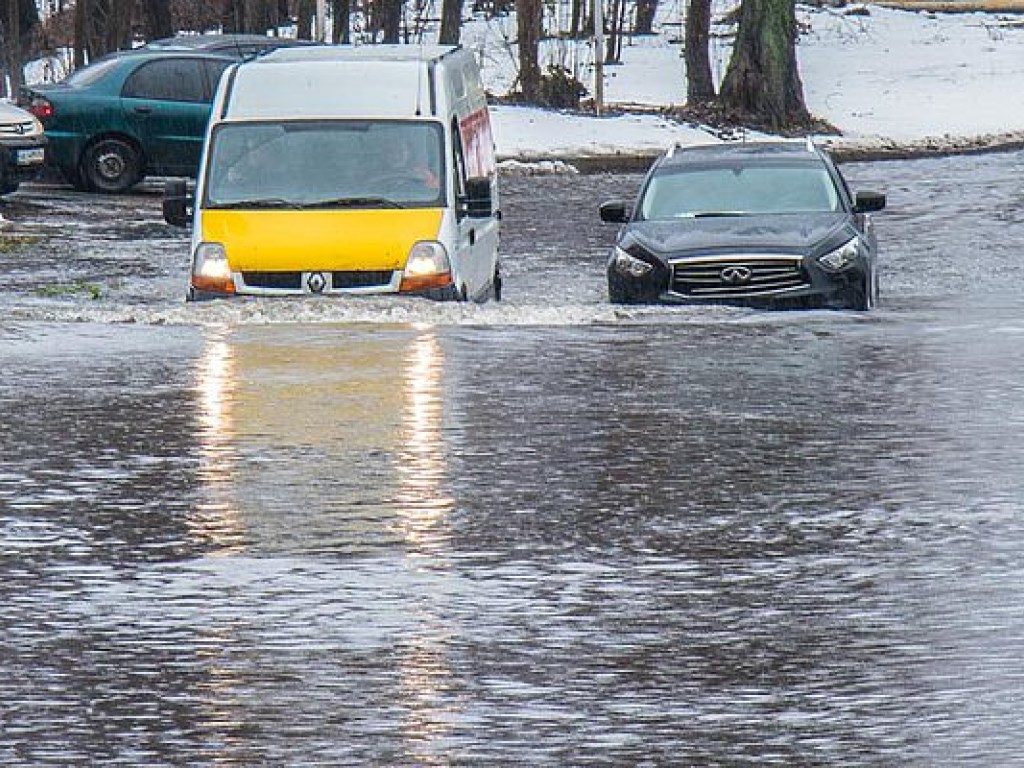 Из-за дождя в Киеве затопило улицу (ФОТО)