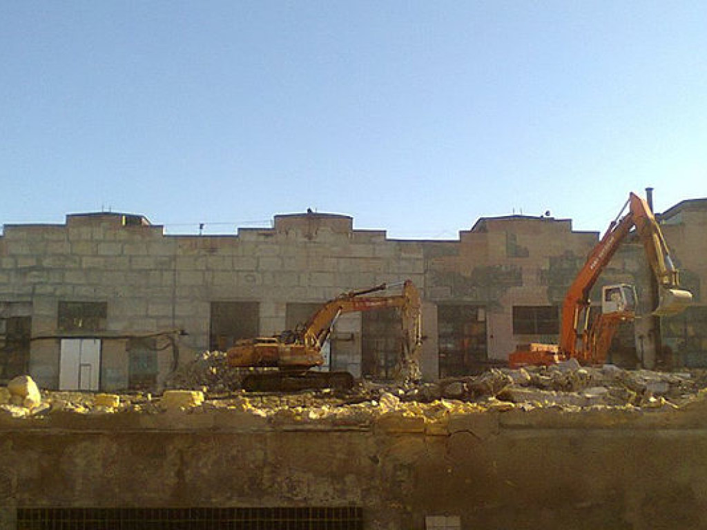 Рабочие начали сносить корпуса старого завода в Одессе  (ФОТО)