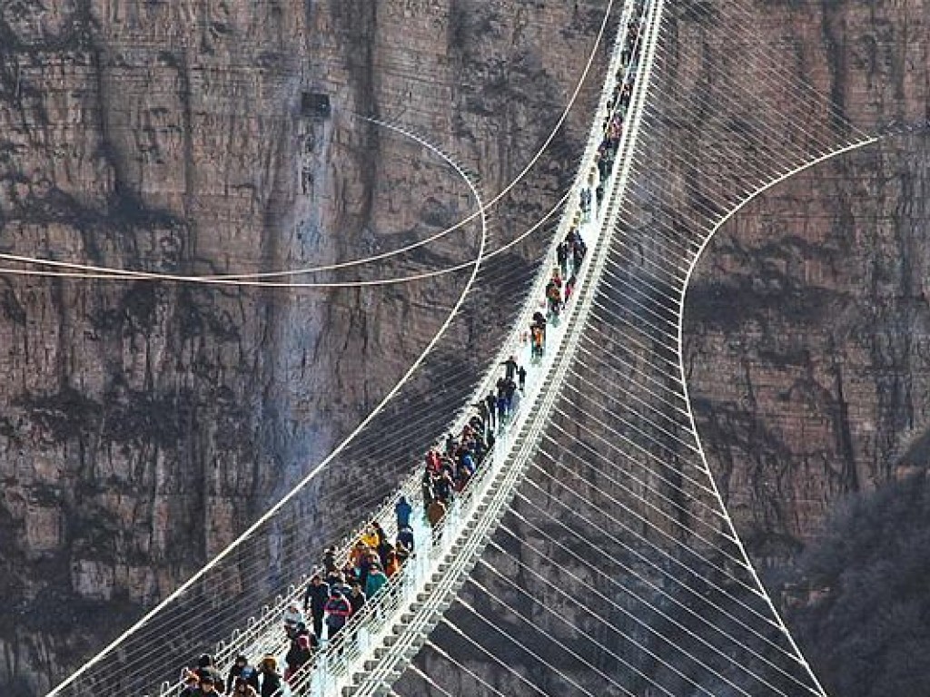 В Китае открыли самый длинный стеклянный мост в мире (ФОТО)