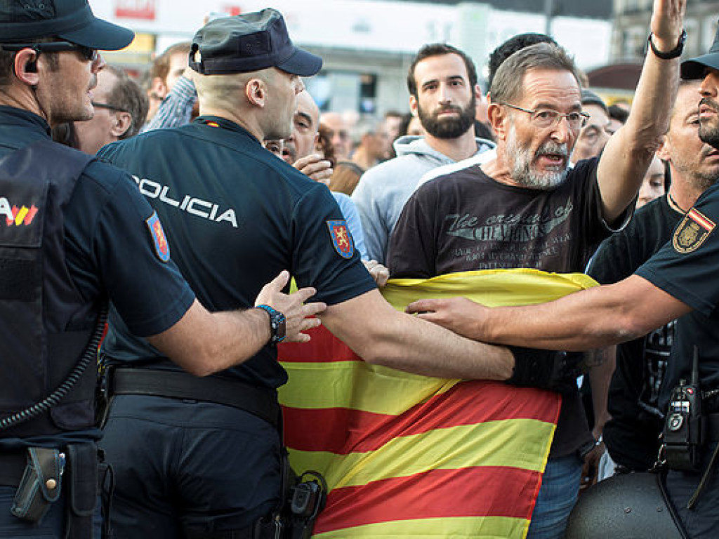 Мадрид начал вывод дополнительных подразделений полицейских из Каталонии