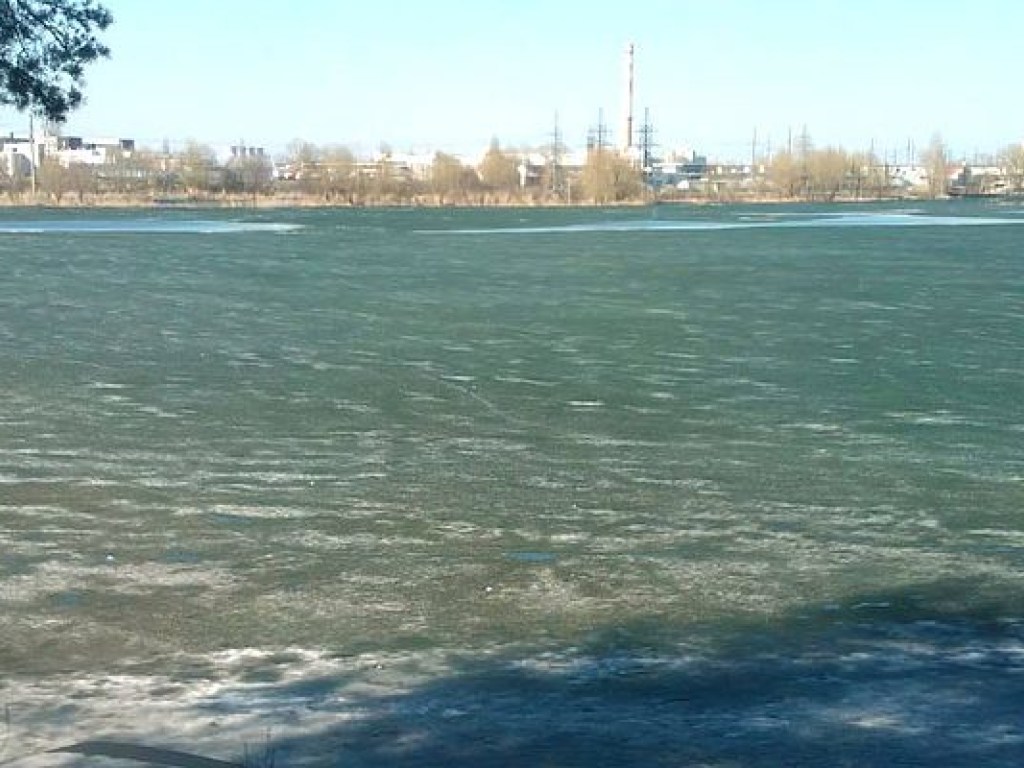Спасатели обнаружили труп на озере Алмазном в Киеве (ФОТО)