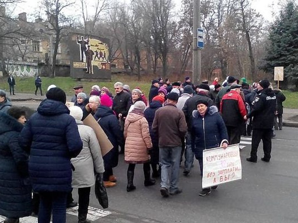 В Николаеве судостроители второй день блокируют дорогу с требованием погасить долги по зарплате (ФОТО)