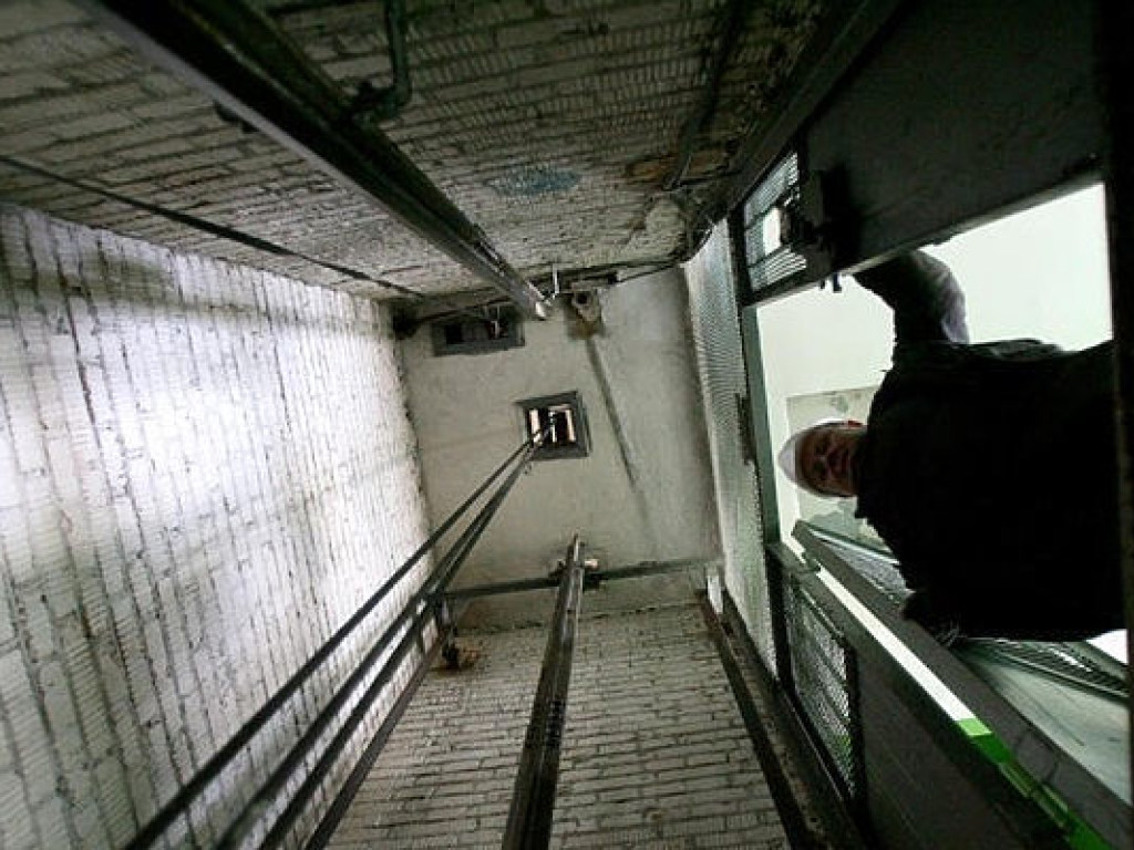 Во Львовском «Охматдете»  женщина упала в шахту лифта и погибла