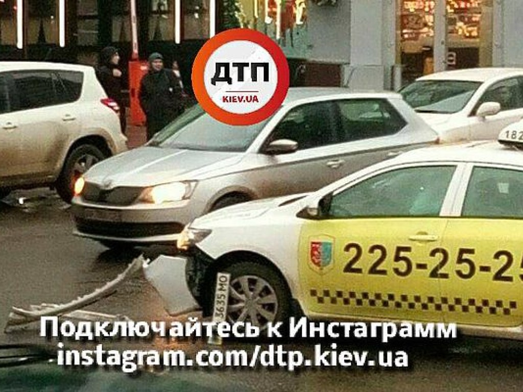 В Киеве на Львовской площади произошло ДТП   с участием такси.