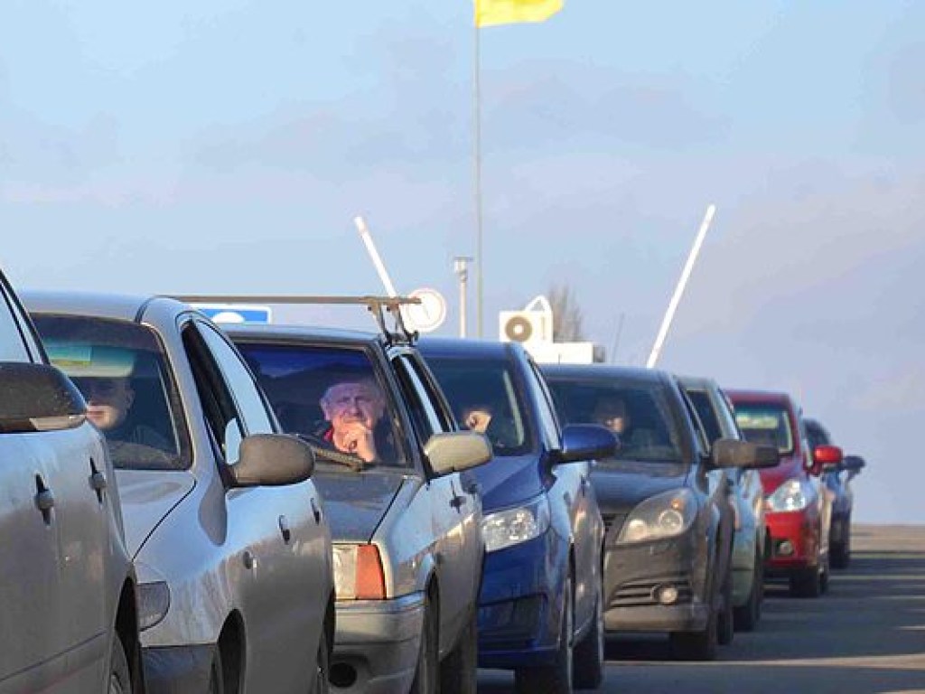 На КПВВ на Донбассе в очередях стоят 580 авто — ГПСУ