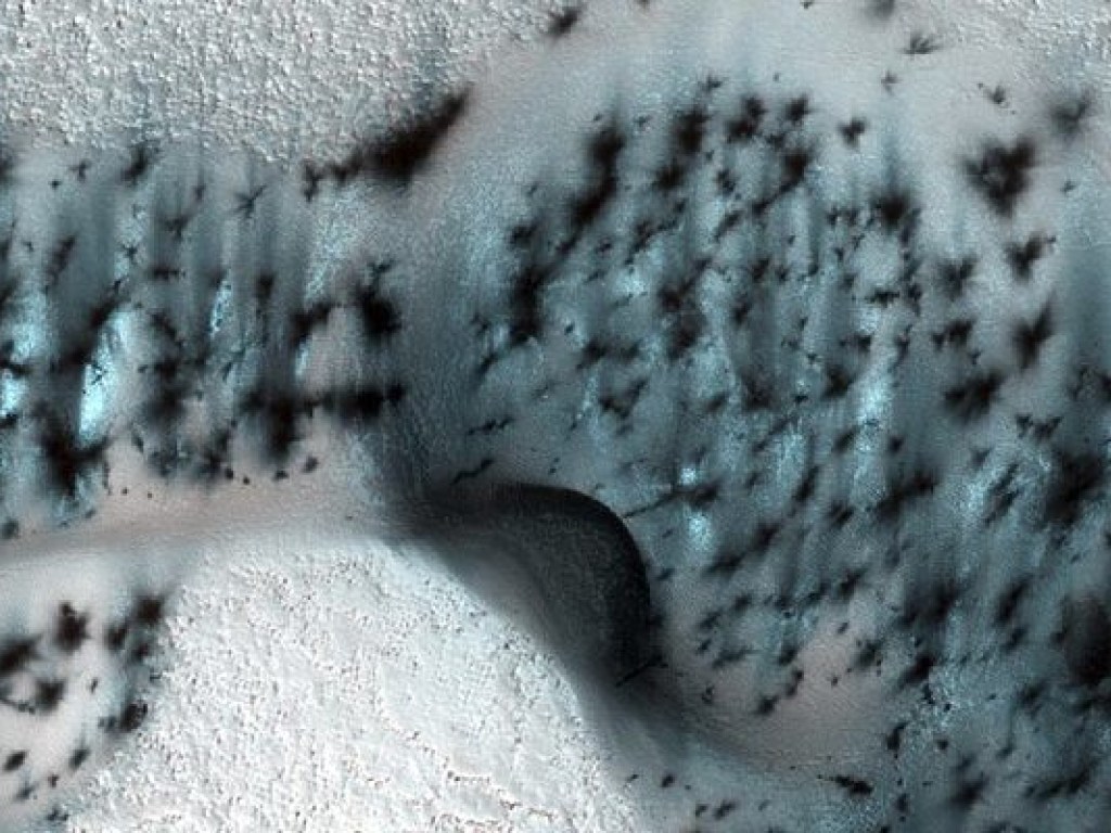 NASA опубликовало снимки зимнего Марса (ФОТО)