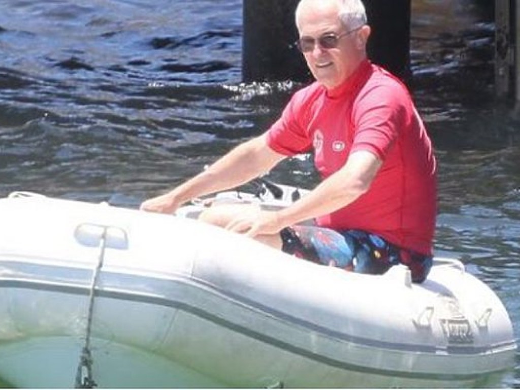 Главу правительства Австралии наказали штрафом за неправильную езду на лодке (ФОТО)