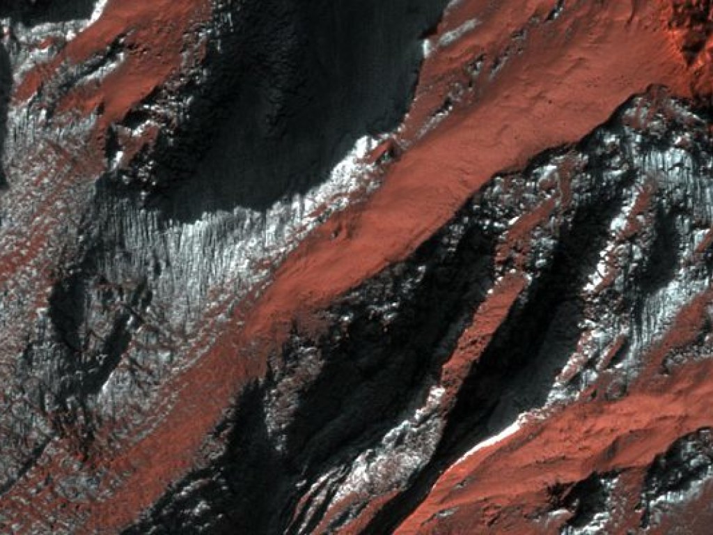 Лаборатория NASA опубликовала завораживающие снимки Марса в снегу (ФОТО)