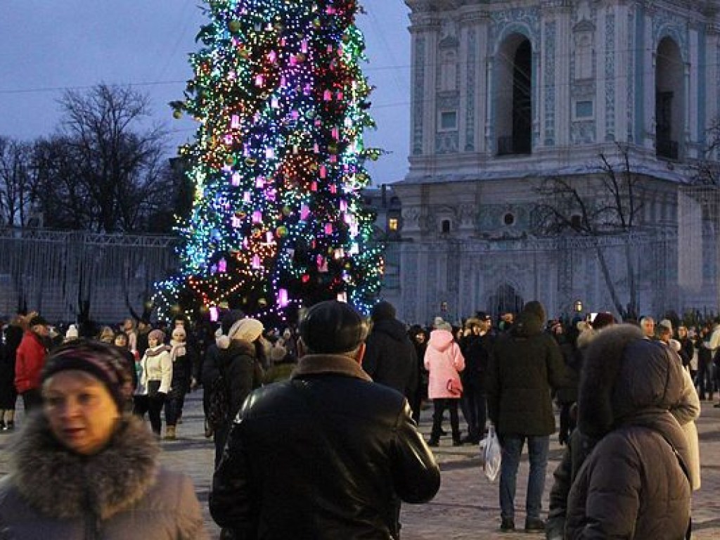 Возле главной елки в Киеве тысячи украинцев готовятся встретиться Новый 2018-й год (ФОТО)