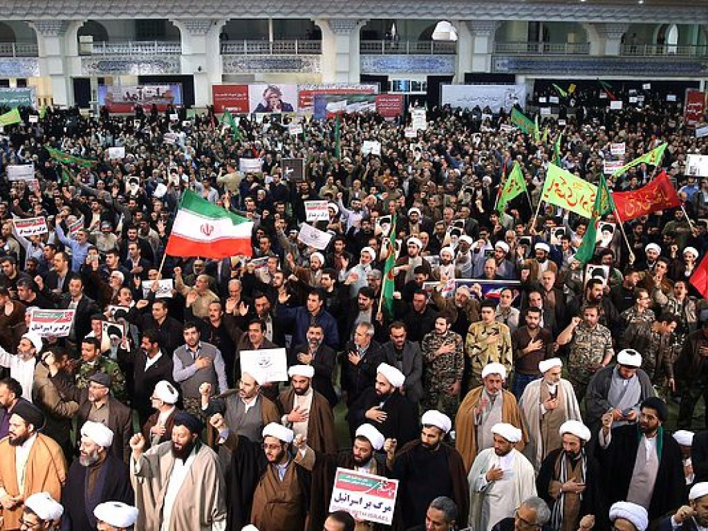 Протесты в Иране вылились в беспорядки и насилие (ФОТО)