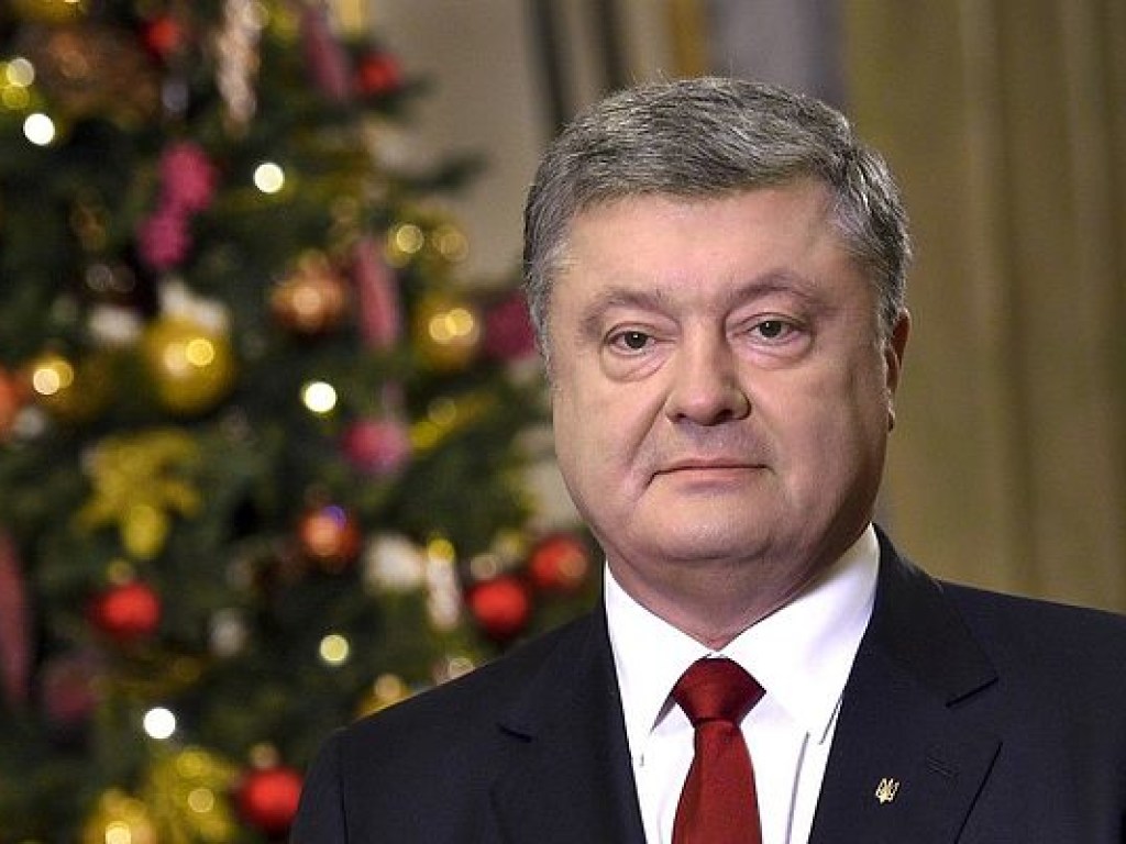 Украинцы в соцсетях раскритиковали новогоднее поздравление Порошенко
