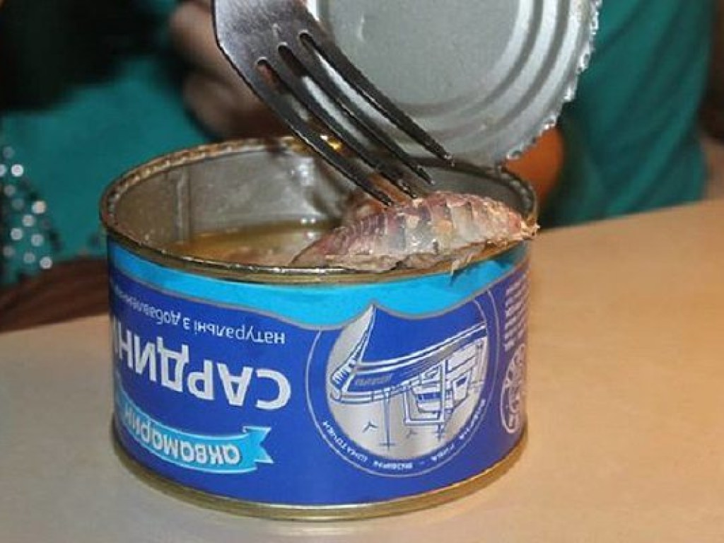 В Киеве мужчина купил рыбную консерву с &#171;тараканом&#187; (ФОТО)