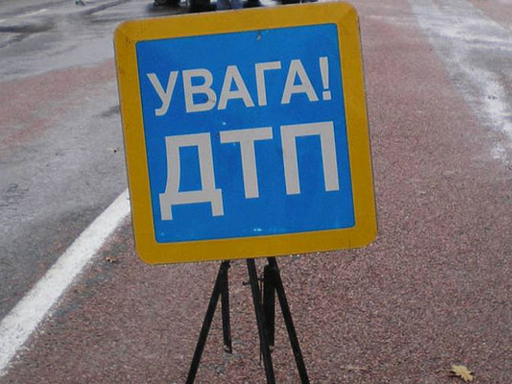 В Киеве пьяный водитель Volkswagen на еврономерах вылетел с дороги в киоск по продаже шаурмы (ФОТО)