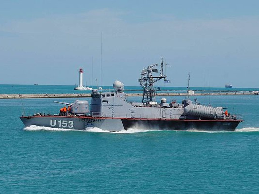 Под Одессой военный корабль со стрельбой задержал судно контрабандистов (ФОТО)
