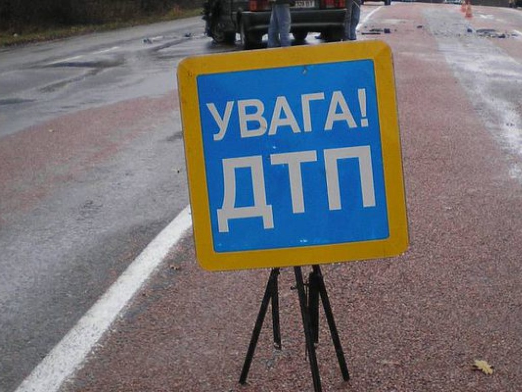 Автомобиль на скорости влетел в бетонный знак «Черновцы», водитель погиб (ФОТО)