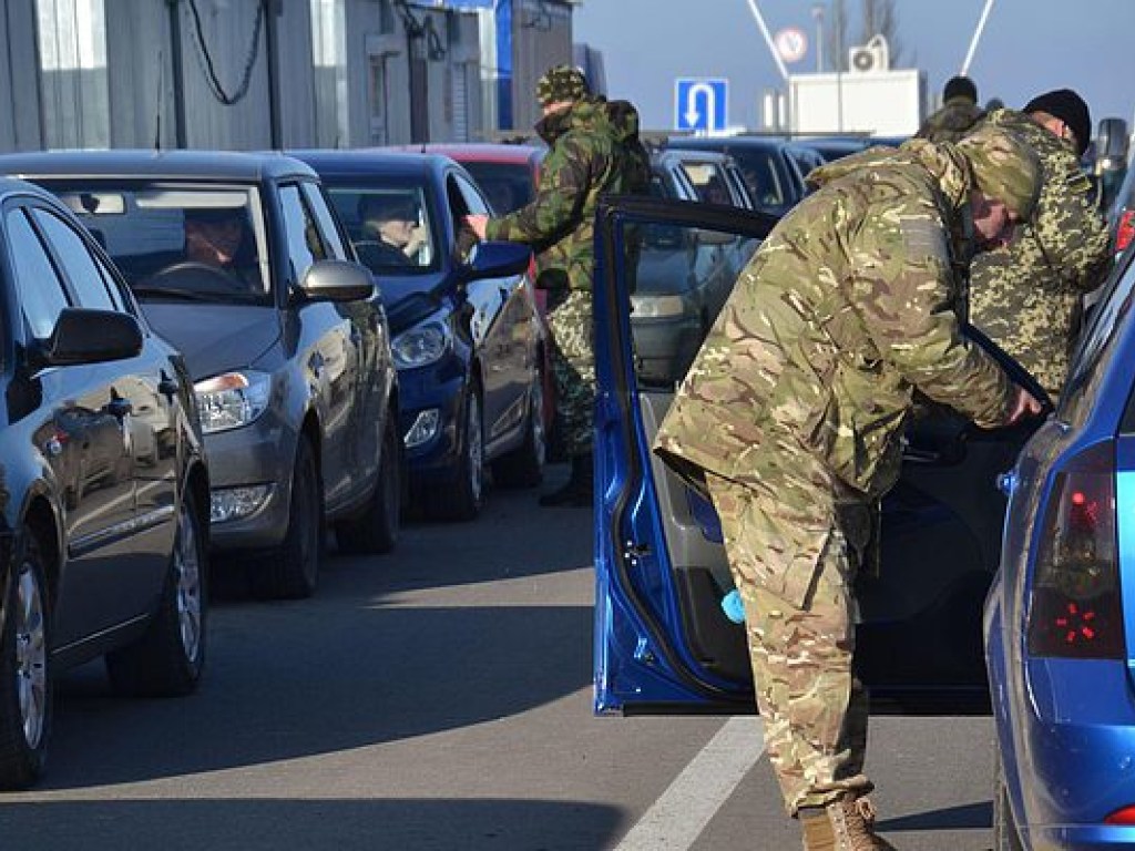 На КПВВ в зоне АТО в очередях застряли 410 автомобилей