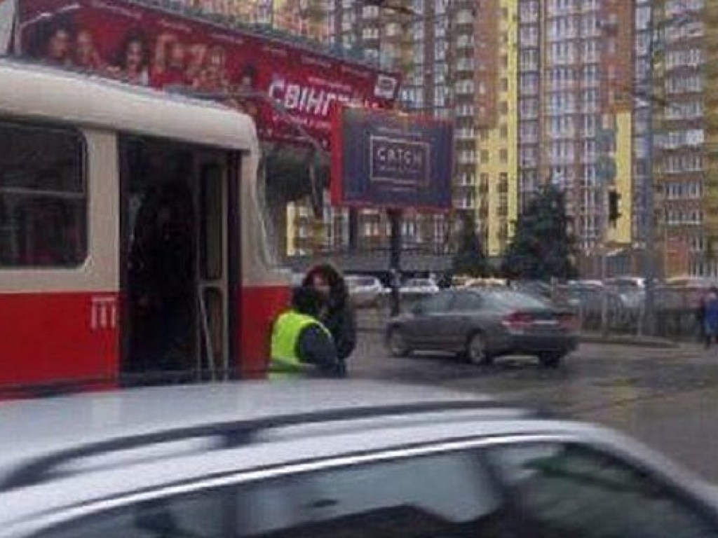 В Шевченковском районе Киева из-за аварии перестали ходить трамваи (ФОТО)