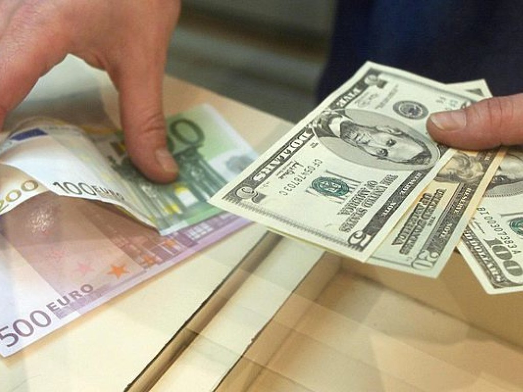 НБУ установил официальный курс на уровне 28,06 гривны за доллар